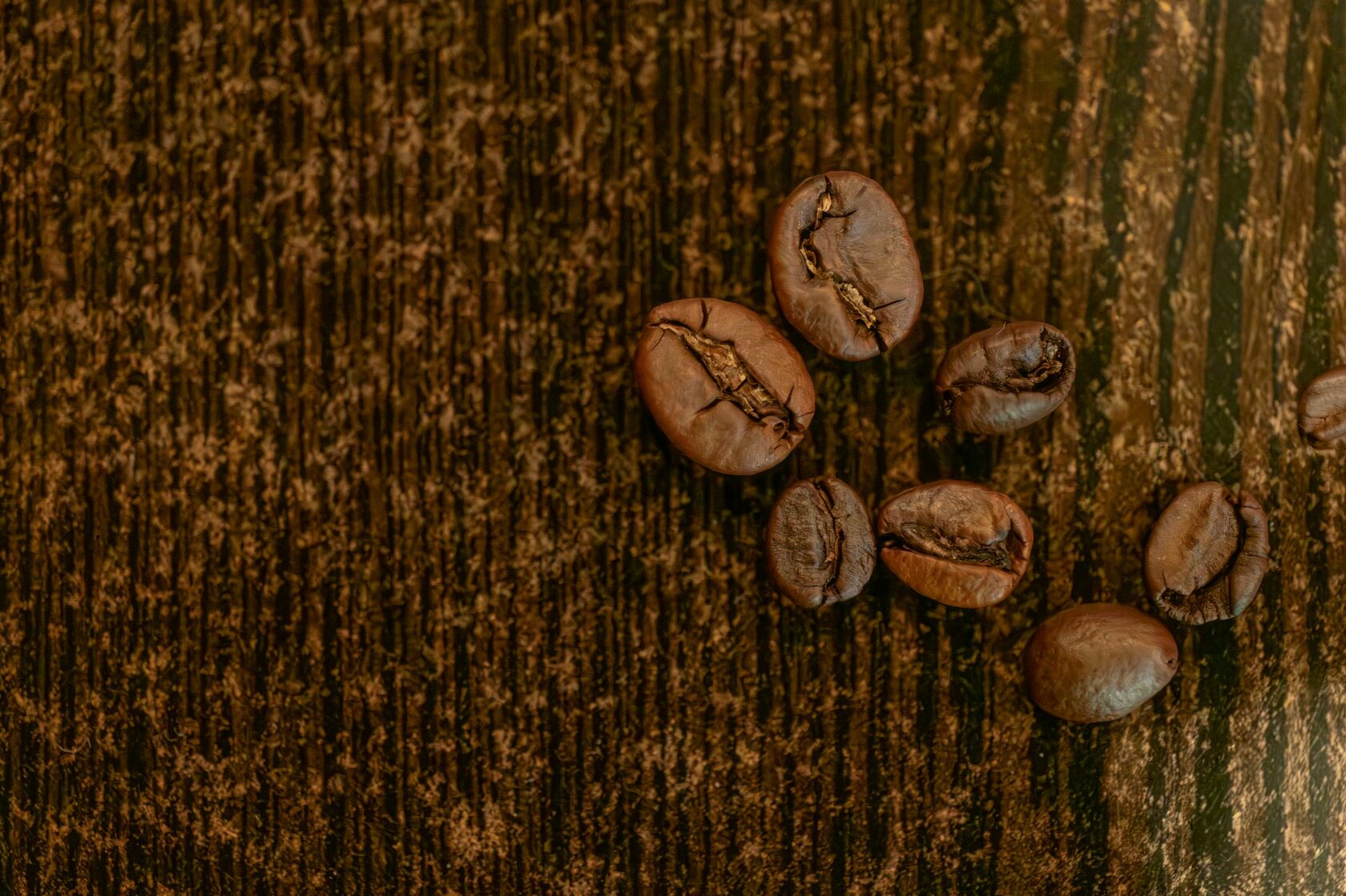 Grãos de café torrado em fundo escuro
